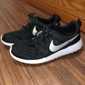 Nike Roshes🖤